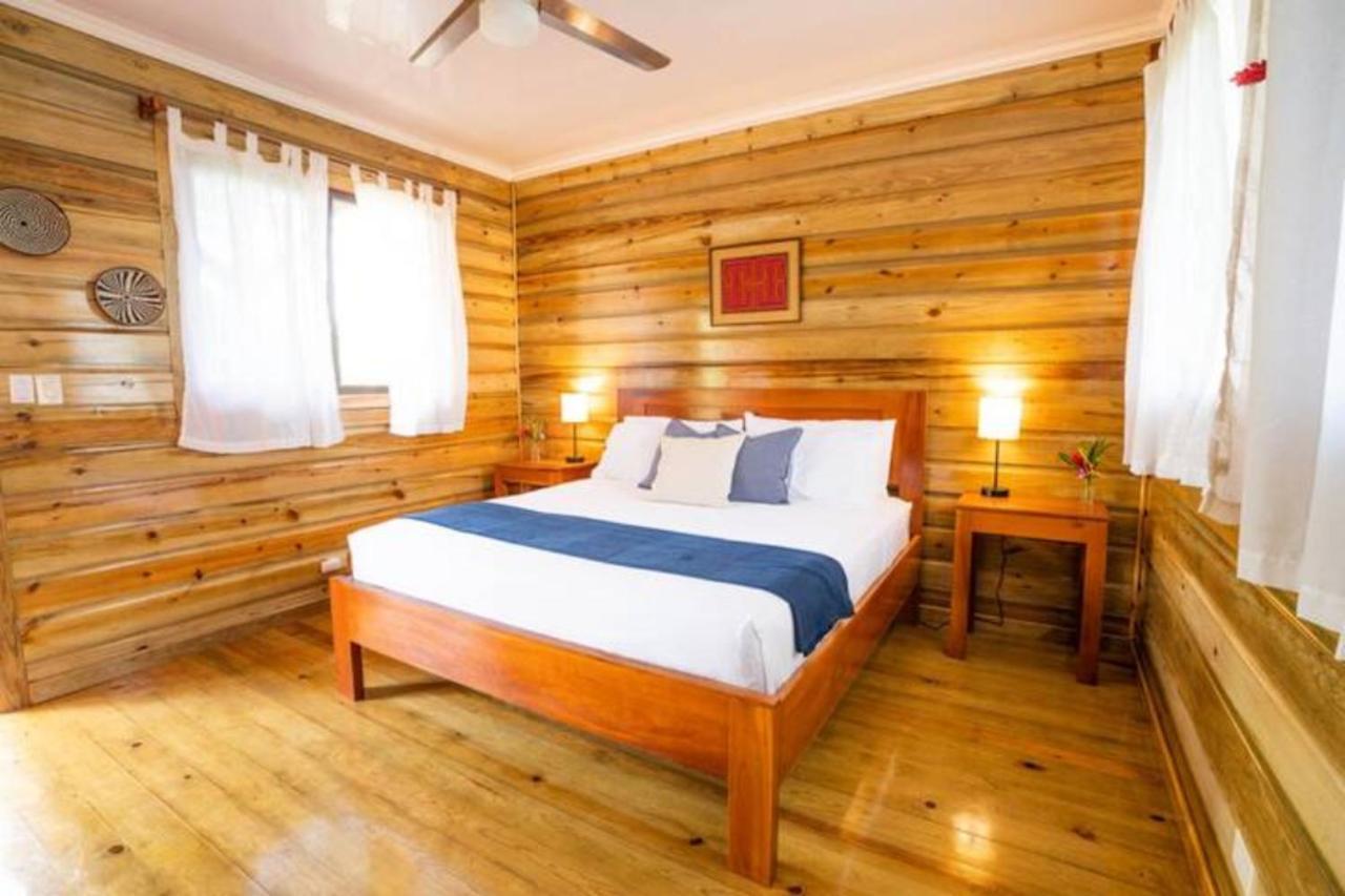 Casa Marlin Bed & Breakfast โบกัสทาวน์ ภายนอก รูปภาพ